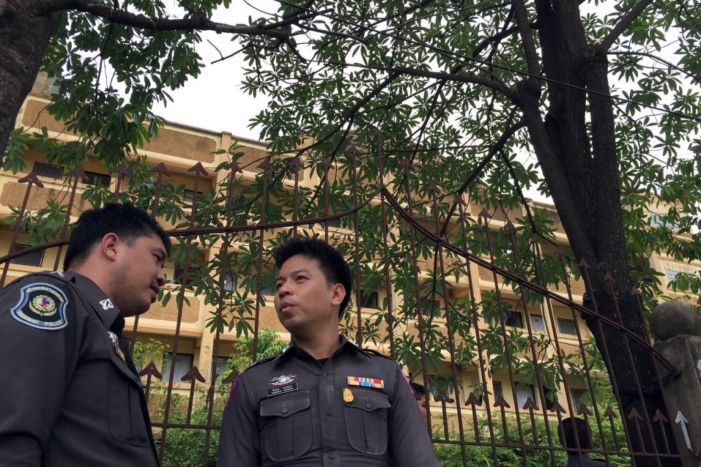 thai-police-outside-an-apartment-building